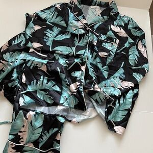 MISSROOMMIE Satin Polyester Floral Print TEAL White on Black Long Sleeve…